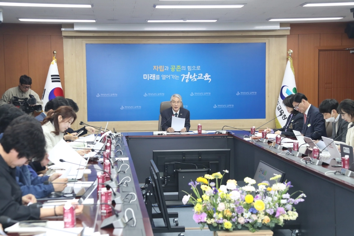 박종훈 경남교육감이 25일 경남교육청에서 ‘AI 디지털 교육 종합 추진 계획’을 발표하고 있다. 2026.3.25. 경남교육청 제공