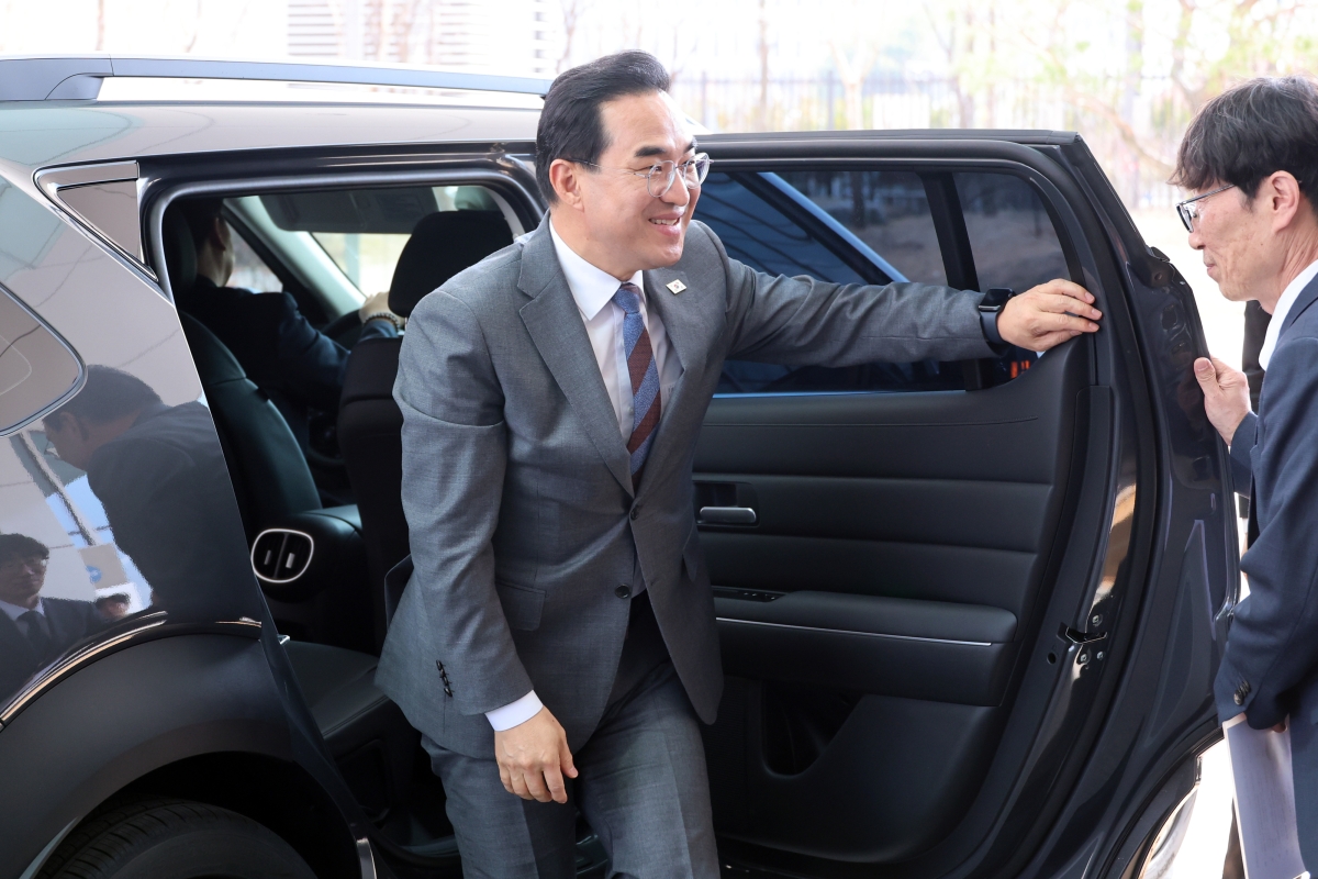 첫 출근하는 박홍근 초대 기획처 장관     (세종=연합뉴스) 김주성 기자 = 박홍근 신임 기획예산처 장관이 25일 세종시 정부세종청사 기획예산처에 도착해 차에서 내리고 있다. 2026.3.25     utzza@yna.co.kr