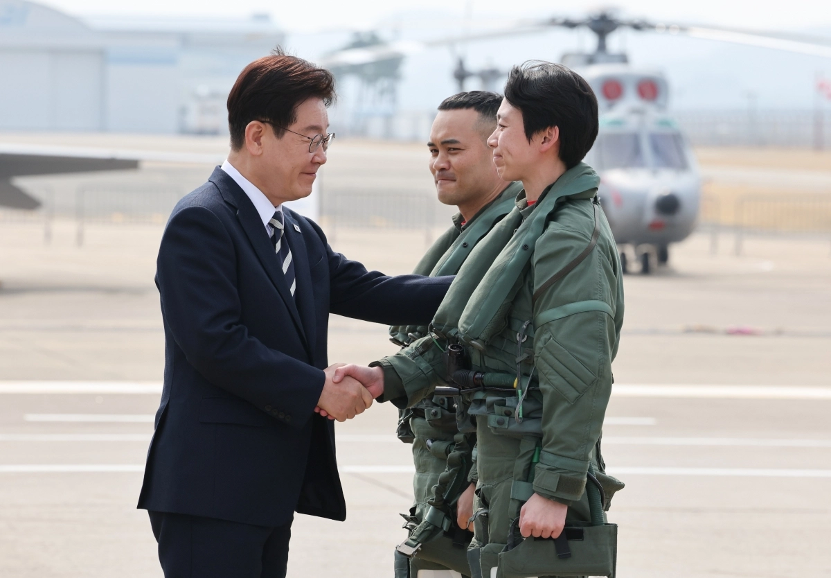이재명 대통령, KF-21 조종사 격려