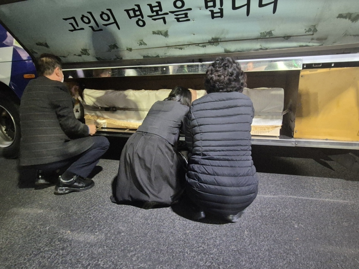 25일 충남대병원 장례식장에서 안전공업 참사 희생자 최 씨의 시신이 담긴 관이 운구차에 실리자 가족들이 오열하고 있다. 박승기 기자