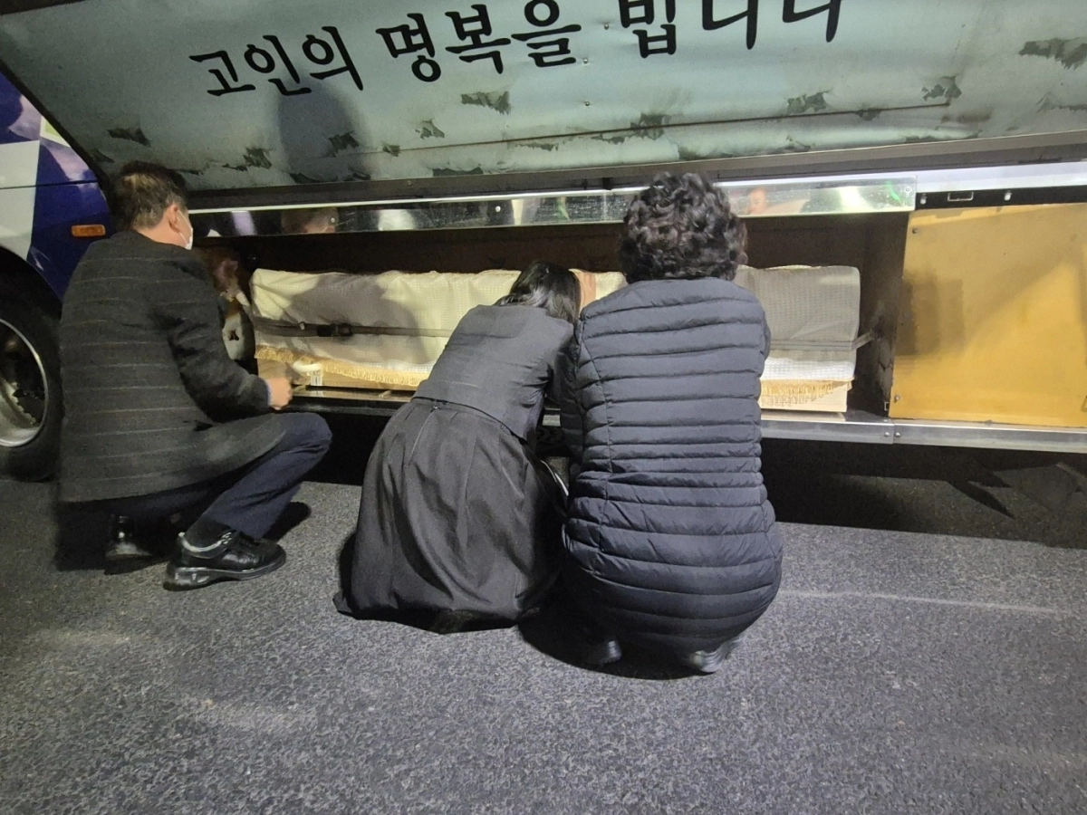 25일 충남대병원 장례식장에서 안전공업 참사 희생자 최 씨의 시신이 담긴 관이 운구차에 실리자 가족들이 오열하고 있다. 박승기 기자