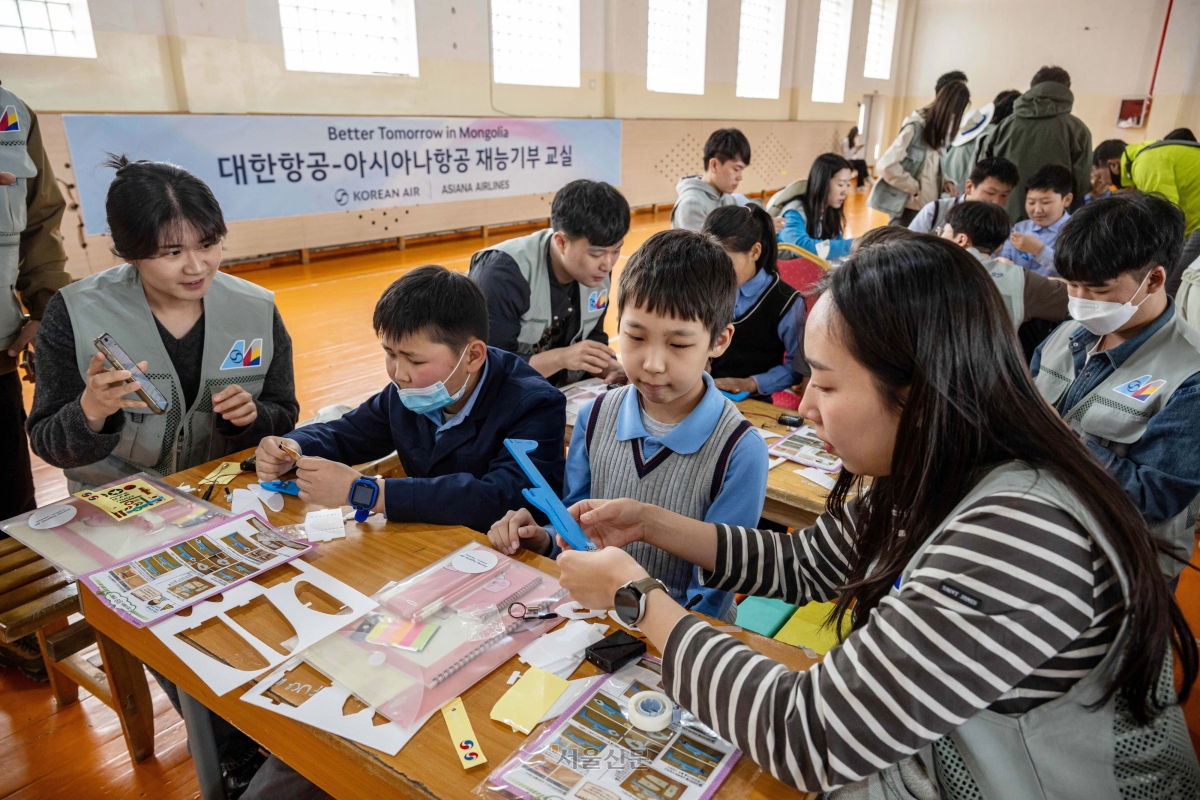대한항공과 아시아나항공 임직원들이 지난해 5월 몽골 울란바타르시 바가노르구에 위치한 군갈루타이 국립학교에서 항공공학 체험 수업을 진행하고 있다.  서울신문 DB
