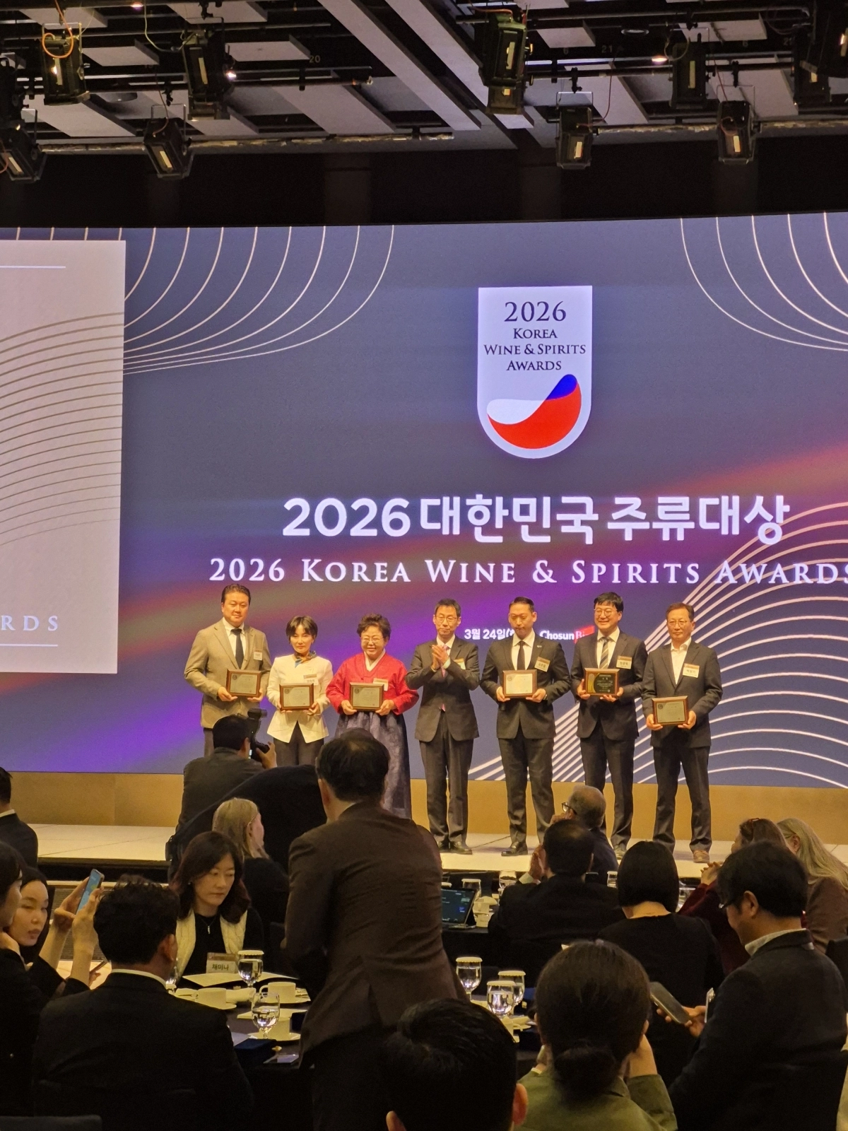 곡성군 시향가의 ‘네오40 블랙’이 ‘2026 대한민국 주류 대상’ 프리미엄 소주 부문 대상을 수상하고 있다.