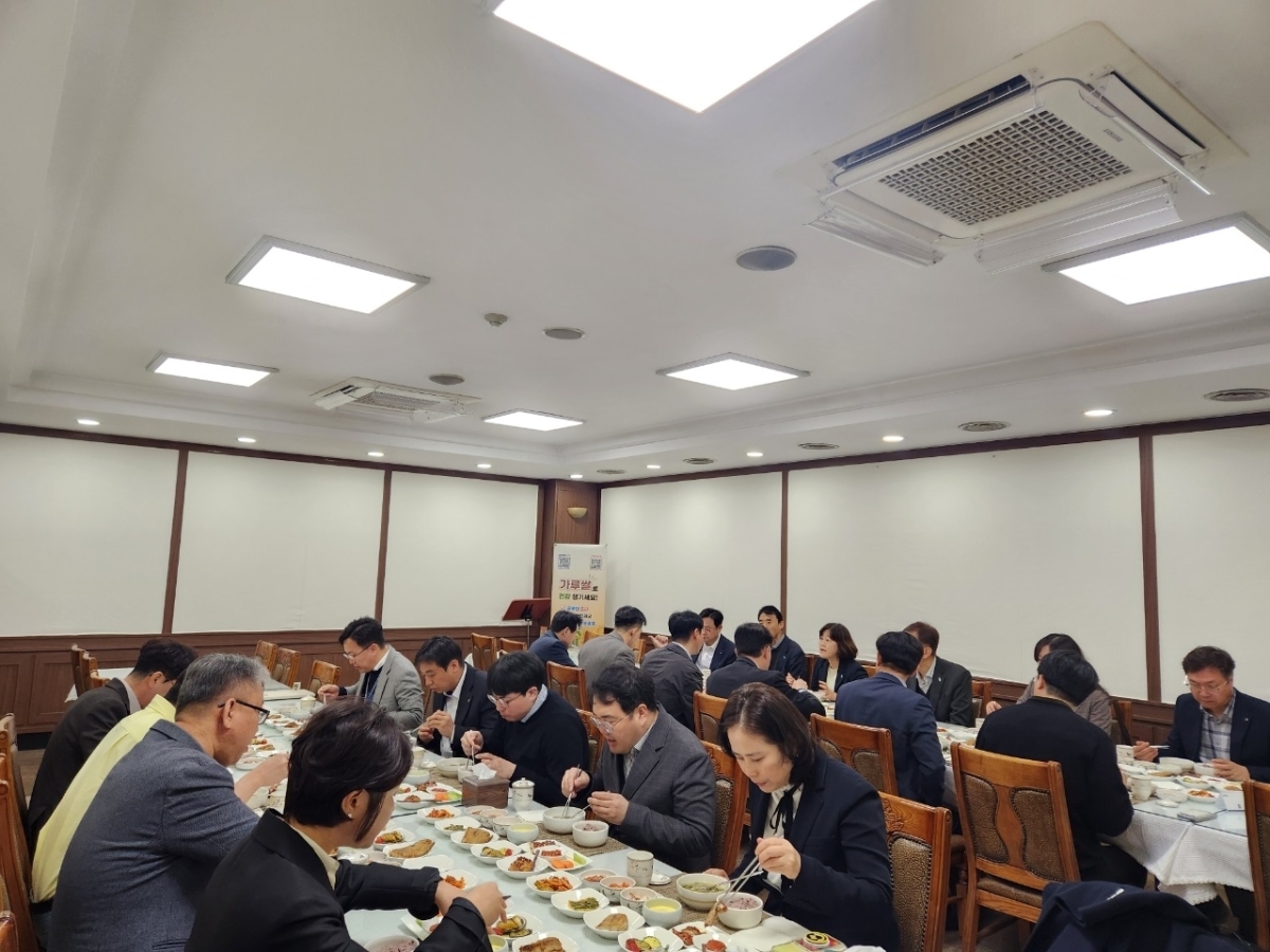 충북도가 25일 구내식당에서 가루쌀 소비촉진 행사를 마련했다. 이날 가루쌀로 만든 제철봄나물전, 고기튀김 등이 반찬으로 제공됐다.충북도 제공