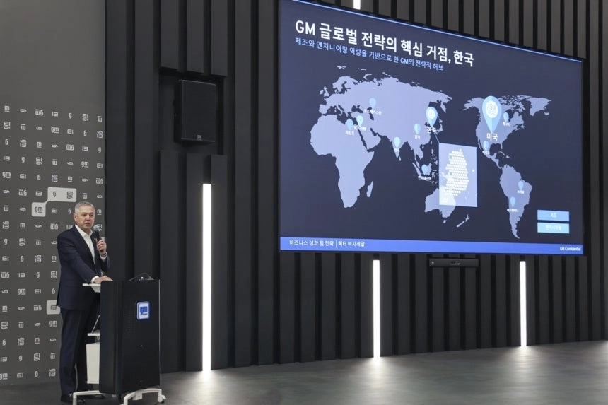 헥터 비자레알 한국GM 사장이 지난해 12월 열린 ‘GM 한국사업장 2026 비즈니스 전략 콘퍼런스’ 행사장에서 한국에서의 비즈니스 성과와 전략을 설명하고 있다.  한국GM 제공