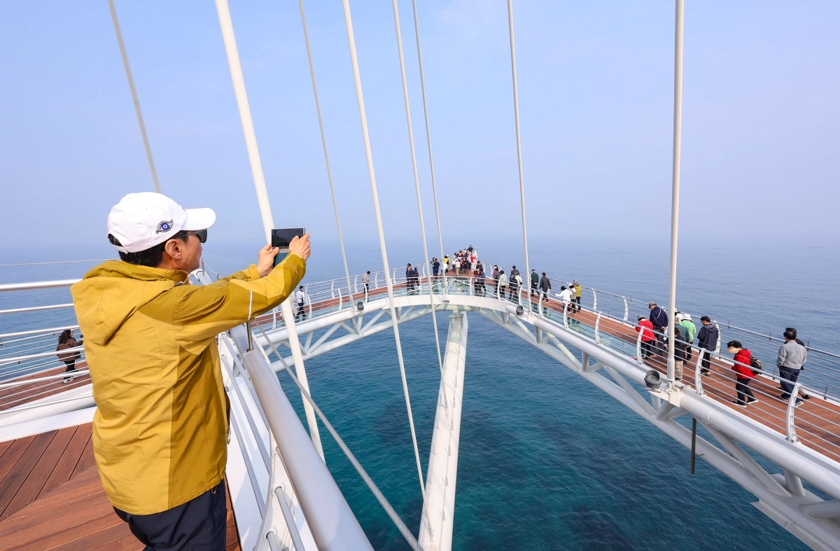 25일 공식 개장한 강원 삼척 해양스카이워크를 찾은 관광객이 사진촬영을 하고 있다. 삼척시 제공
