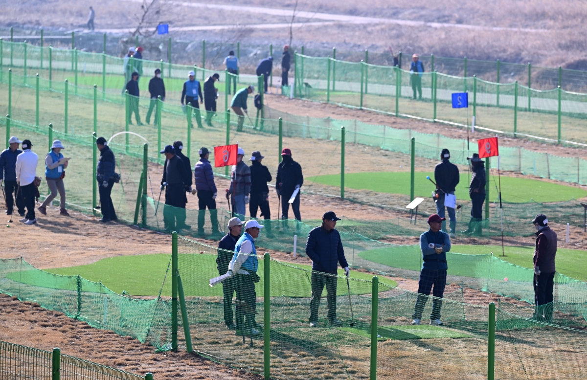 파크골프대회 참가 선수들이 25일 경기도 고양시 덕양구 공릉천 파크골프장에서 열린 ‘2026 고양시 액티브 시니어 파크골프대회’에서 경기에 출전하고 있다. 2026.3.25 도준석 전문기자