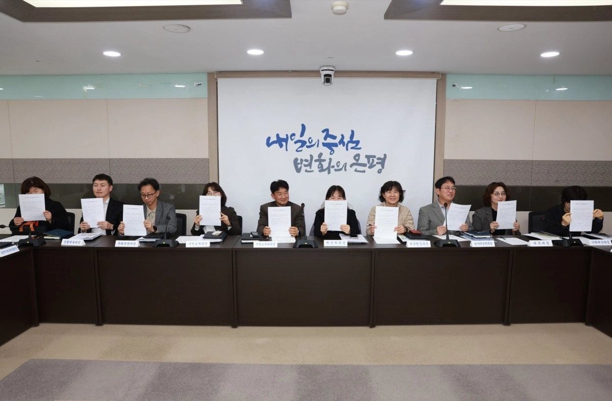 서울 은평구 구청 간부 공무원들이 ‘간부 모시는 날’ 근절 서약서를 작성한 후 기념 촬영을 하고 있다. 은평구 제공