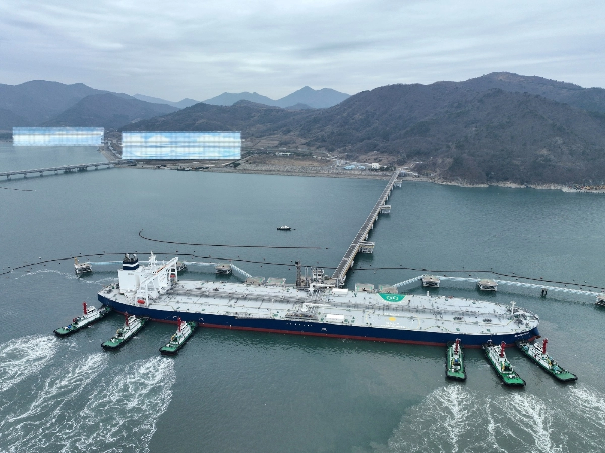 아랍에미리트연합(UAE)에서 원유 200만 배럴을 싣고 온 선박이 25일 전남 여수 한국석유공사 석유비축기지에 입고되고 있다. 한국석유공사 제공