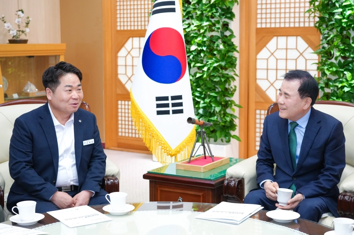 오세현 아산시장(왼쪽)과 김지철 충남도교육감이 면담을 진행하고 있다. 아산시 제공