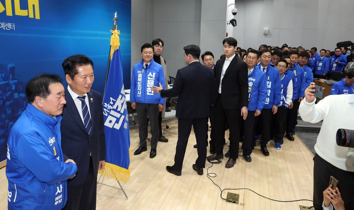 악수 ‘한 컷’ 위해 줄지어 기다리는 예비 후보들