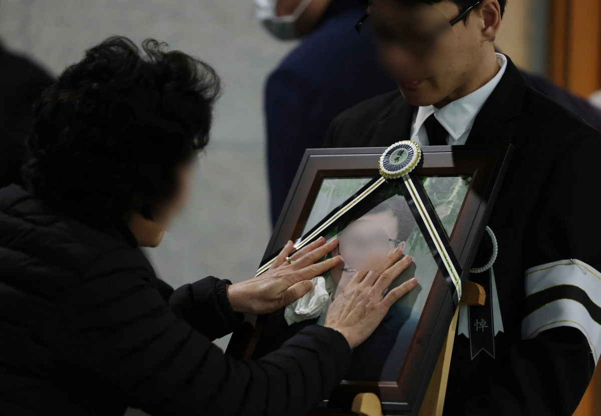 25일 대전 충남대병원 장례식장에서 자동차 부품 공장 화재로 희생된 최모씨의 발인식이 열린 가운데 유족이 영정 사진을 어루만지고 있다. 대전 뉴스1