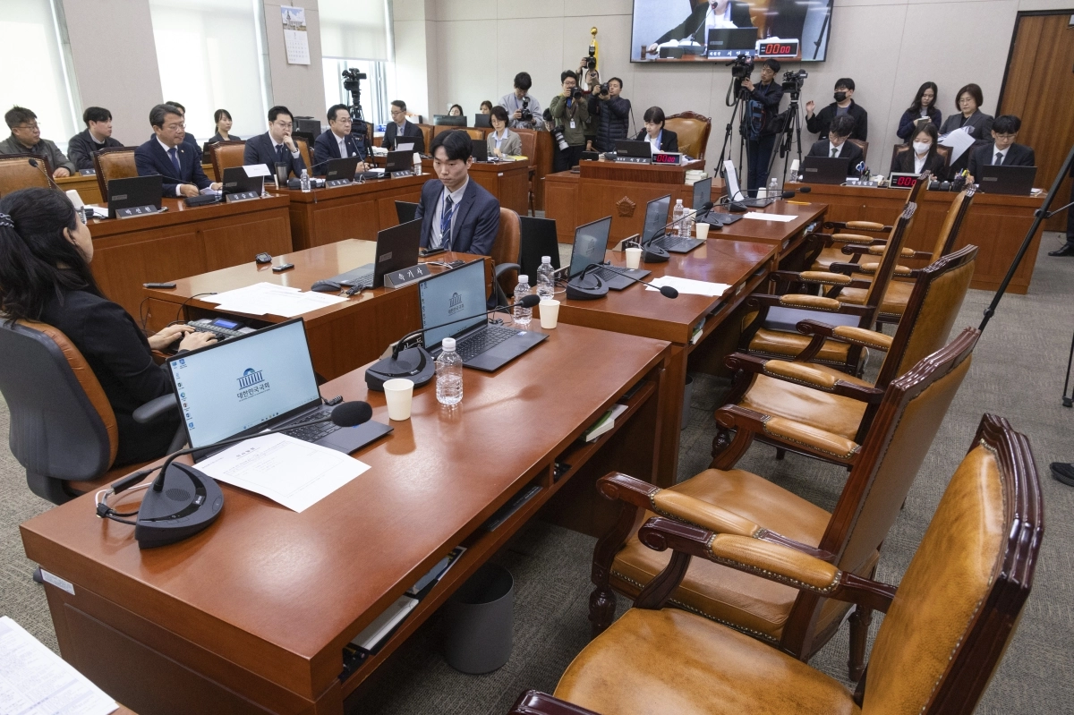 25일 국회에서 열린 윤석열 정권 정치검찰 조작기소 의혹 사건 진상규명 국정조사특별위원회 제2차 전체회의에서 여당 의원들이 국민의힘 의원들이 퇴장한 가운데 증인 출석 명단과 조사 기관 등을 확정해 처리하고 있다. 2026.3.25. 연합뉴스