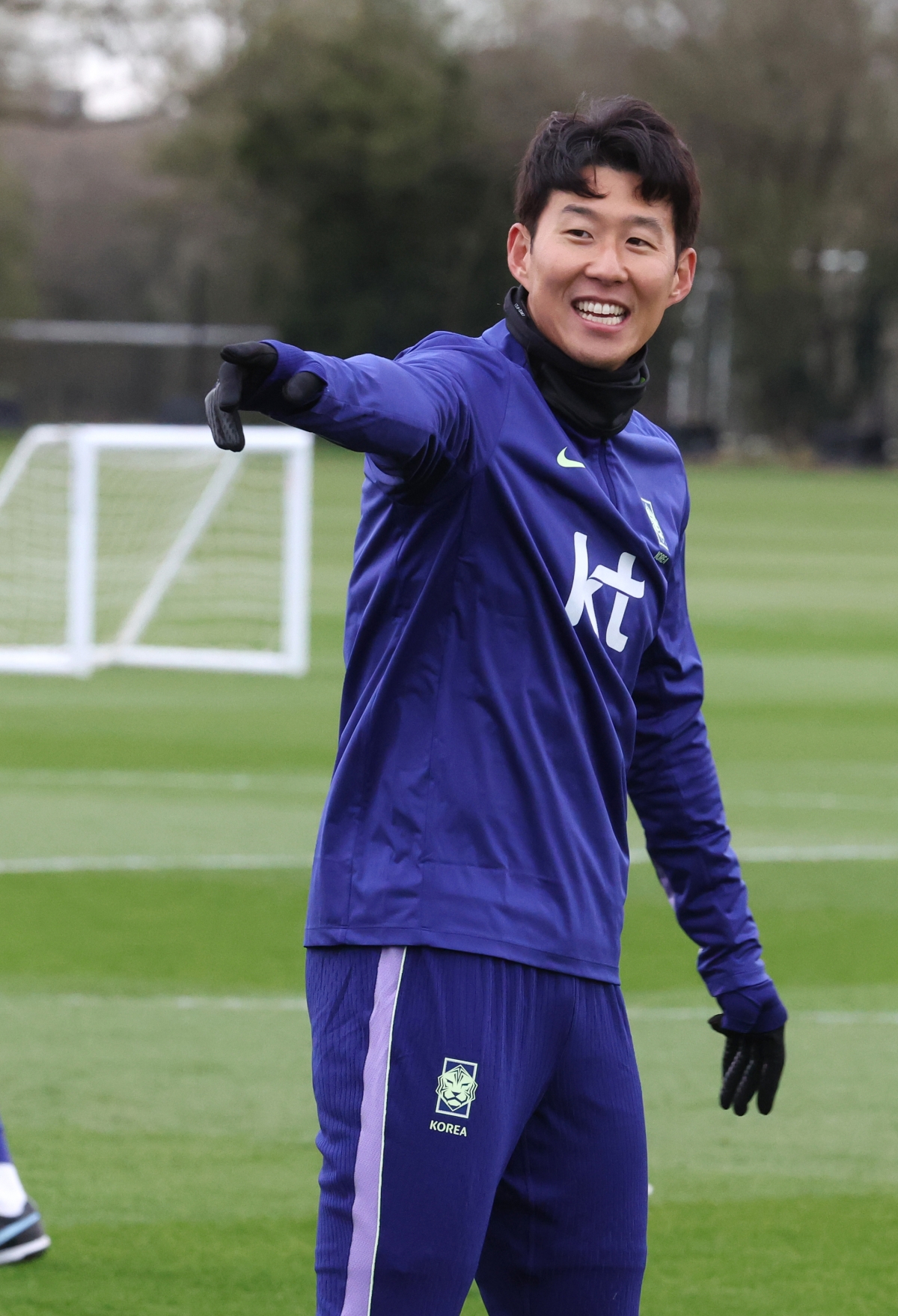 축구대표팀의 주장 손흥민이 코트디부아르와의 평가전을 앞두고 25일(한국시간) 영국 런던 근교 밀턴킨스에서 진행한 대표팀 훈련에서 밝은 표정으로 동료들과 소통하고 있다. 대표팀은 오는 28일 코트디부아르, 4월 1일 오스트리아와 각각 평가전을 치른다. 밀턴킨스 연합뉴스