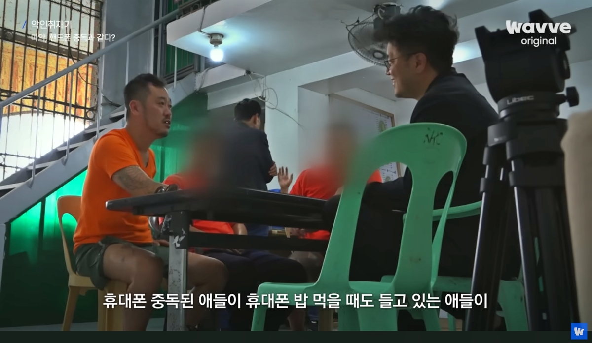 필리핀에서 송환된 ‘마약왕’ 박왕열(48·사진 왼쪽)이 공항에서 원망을 쏟아낸 상대는 3년 전 현지에서 ‘옥중 인터뷰’를 진행한 최광일(오른쪽) JTBC 탐사전문 PD로 확인됐다. ‘악인 취재기’ 화면