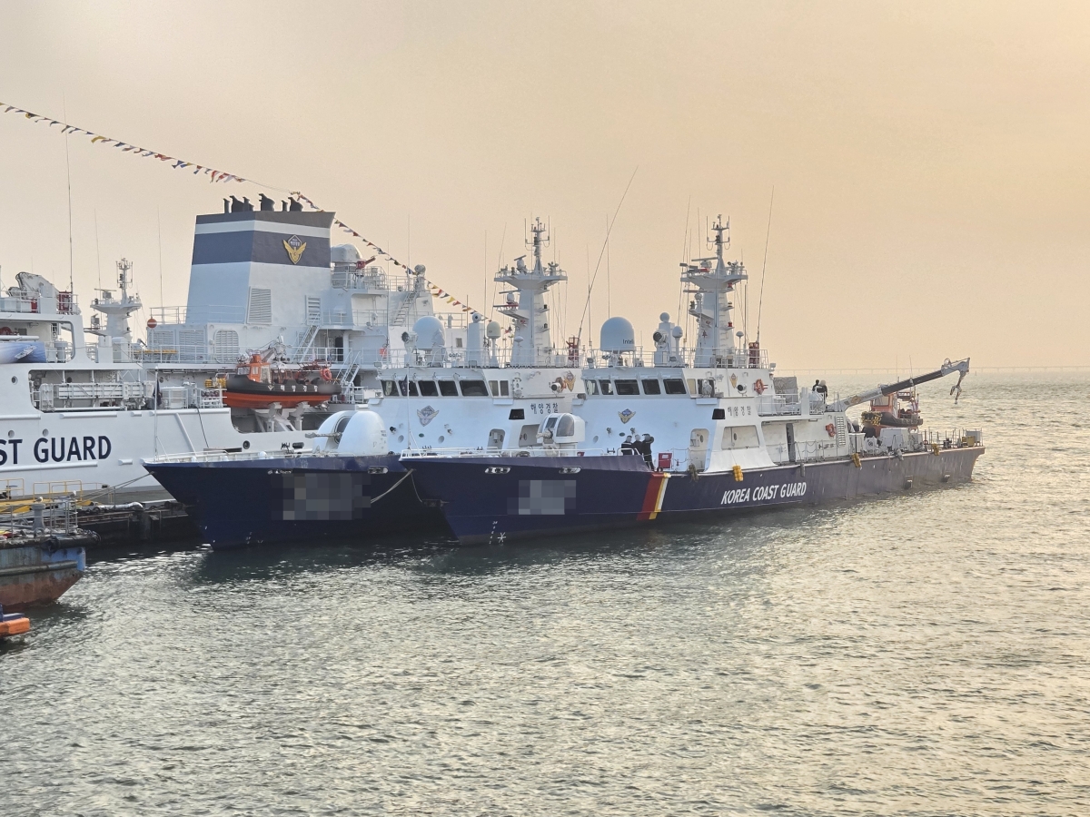 침수 사고가 발생한 해경 경비함정(오른쪽). 인천해경서 제공