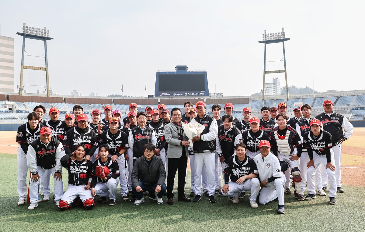울산 웨일즈 선수단이 25일 경남 마산구장에서 열린 NC 다이노스와의 퓨처스리그 맞대결에서 창단 첫 승을 거둔 후 기념사진을 찍고 있다. 2026.3.25 울산 웨일즈 제공