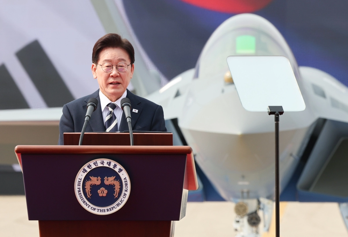 이재명 대통령, KF-21 양산 1호기 출고 격려