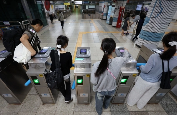 지하철 개찰구를 통과하는 승객들