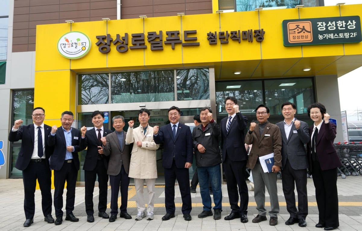 황기연 전라남도지사 권한대행이 윤호중 행정안전부 장관과 25일 장성로컬푸드 첨단직매장을 방문, 관계자들과 기념촬영을 하고 있다.