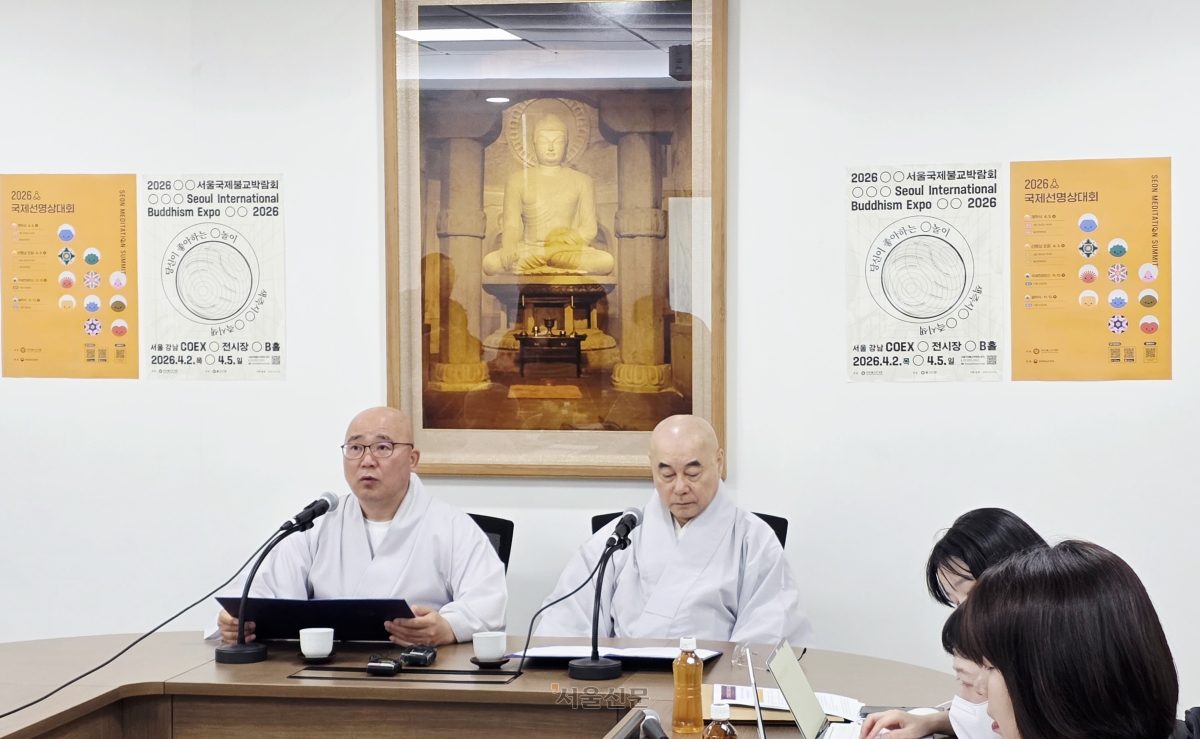조계종 문화부장인 성원 스님(왼쪽)과 불교신문 사장 원허 스님이 25일 서울 종로구 불교역사문화기념관에서 ‘서울국제불교박람회’에 관해 설명하고 있다.
