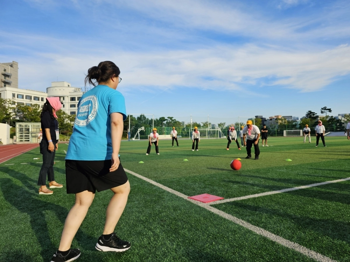 이수진씨가 학부시절 체육대회에서 원우들과 함께 운동을 하고 있다. 한양사이버대 제공