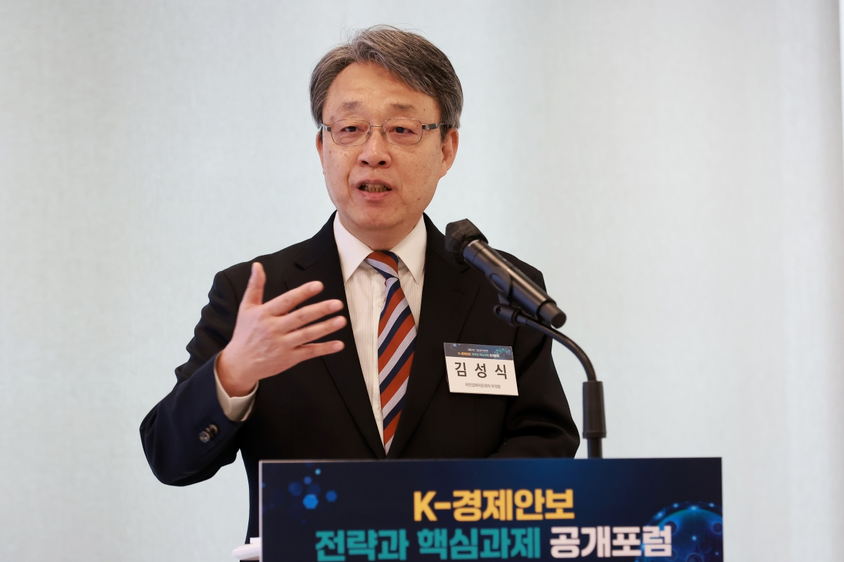 김성식 국민경제자문회의 부의장이 25일 ‘K-경제안보 전략과 핵심과제 공개포럼’에서 개회사를 하고 있다. 연합뉴스