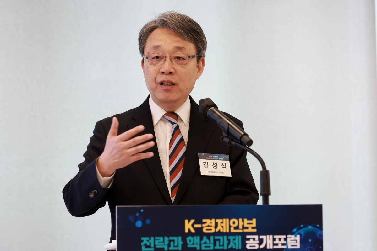 김성식 국민경제자문회의 부의장이 25일 ‘K-경제안보 전략과 핵심과제 공개포럼’에서 개회사를 하고 있다. 연합뉴스