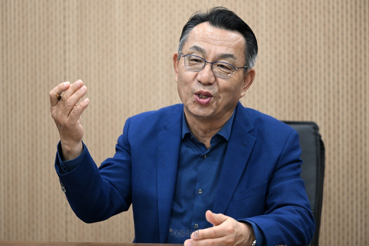 신기욱 미국 스탠퍼드대 사회학과 교수 겸 아태연구소 넥스트아시아폴리시랩 소장이 지난 17일 서울신문 광화문 사옥에서 한 단독인터뷰에서 중간선거를 앞둔 트럼프 2기와 한미동맹, 북미·미중 관계 전망에 대해 말하고 있다. 홍윤기 기자