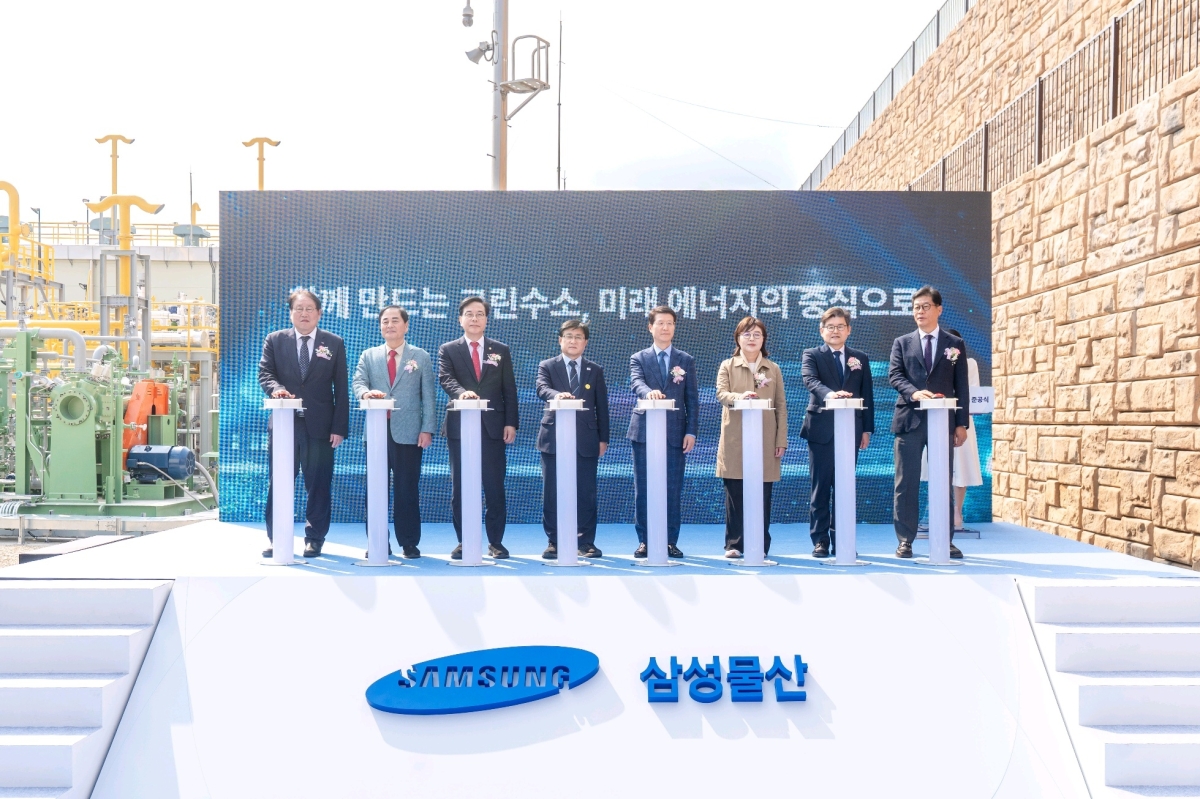 삼성물산 건설부문이 25일 경북 김천시에서 가진 그린수소 생산시설 준공식에서 관계자들이 기념촬영을 하고 있다. 왼쪽부터 이승재 한국에너지기술평가원 원장, 배낙호 김천시장, 송언석 국민의힘 의원, 김성환 기후에너지환경부 장관, 오세철 삼성물산 건설부문 대표이사 사장, 양금희 경북도 경제부지사, 박진호 에너지공대 총장직무대행, 김재홍 한국수소연합 회장. 삼성물산 제공