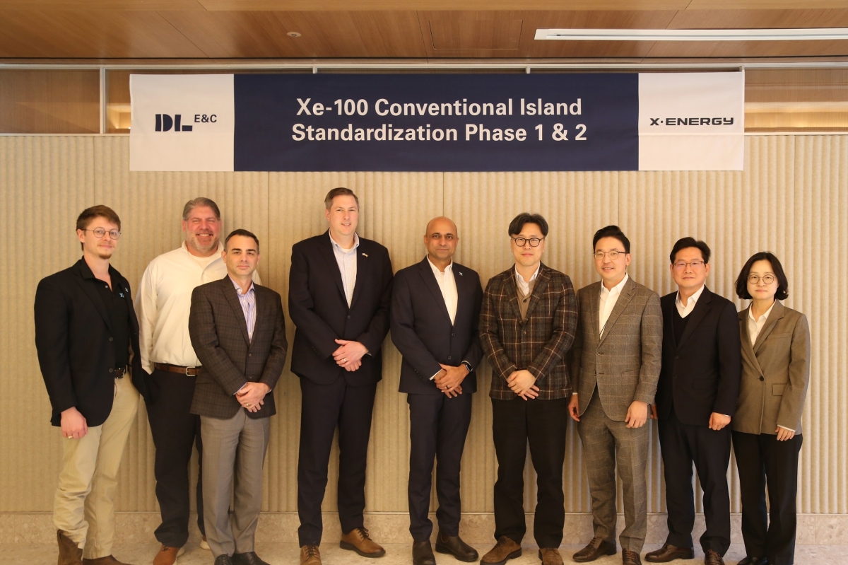 배종식(오른쪽 네 번째) DL이앤씨 플랜트사업본부 부본부장과 딩카 바티아(다섯 번째) 미국 엑스에너지 최고영업책임자(CCO)가 최근 서울 강서구 본사에서 ‘소형모듈원전(SMR) 표준화 설계’ 계약을 체결한 뒤 기념촬영을 하고 있다. DL이앤씨 제공