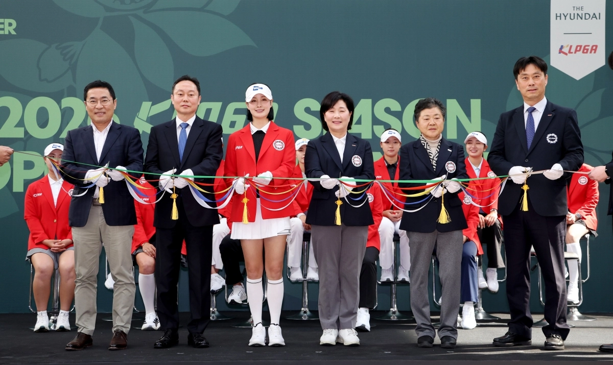 서울 영등포구 더현대 사운즈 포레스트에서 25일 열린 한국여자프로골프(KLPGA)투어 2026시즌 출정식에 참석한 관계자들이 기념촬영을 하고 있다. 왼쪽부터 SBS 골프 이상근 대표, 김창섭 현대백화점 부사장, 선수 대표 박결, 김순희 KLPGA 수석 부회장, 김미회 KLPGA 부회장, 전대규 KLPGA 부회장. KLPGA 제공