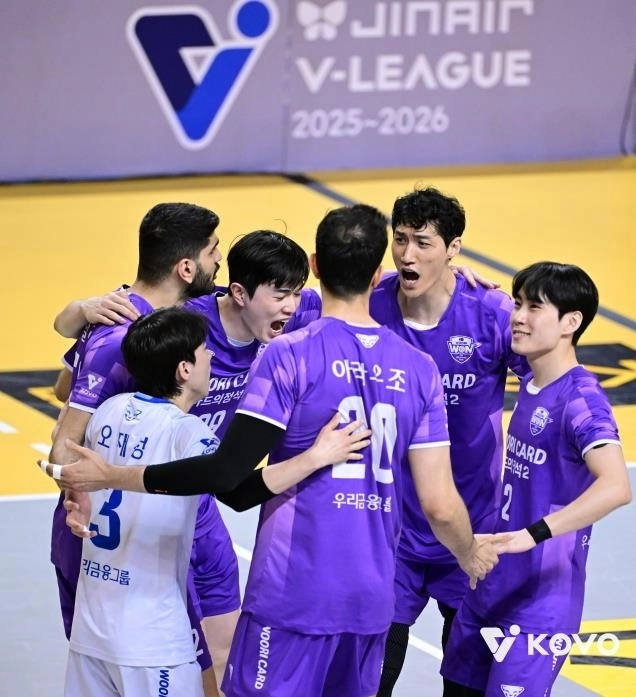 우리카드 선수들이 25일 경기 의정부시 경민대 기념관에서 열린 2025~26 프로배구 V리그 남자부 준플레이오프 KB손해보험과의 경기에서 득점한 뒤 기뻐하고 있다. 한국배구연맹 제공