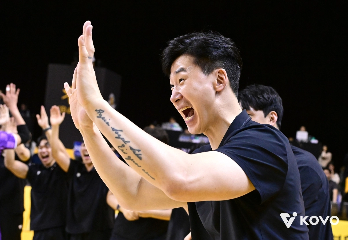 박철우 우리카드 감독대행이 25일 경기 의정부시 경민대 기념관에서 열린 2025~26 프로배구 V리그 남자부 준플레이오프에서 KB손해보험을 꺾은 뒤 선수들과 함께 기뻐하고 있다. 2026.3.25 한국배구연맹 제공