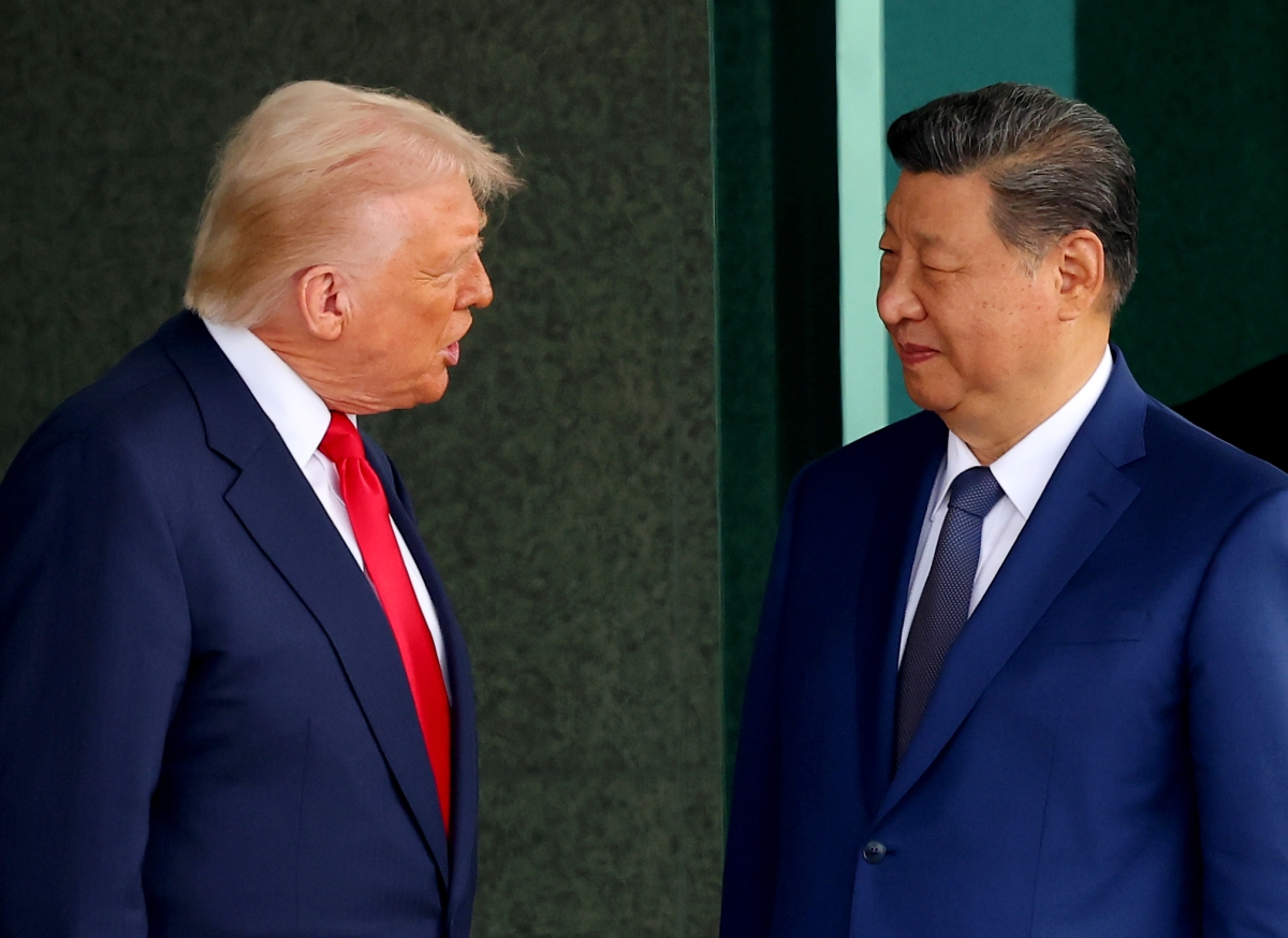도널드 트럼프 미국 대통령과 시진핑 중국 국가주석이 지난해 10월 30일 부산 김해공군기지 의전실 나래마루에서 미중 정상회담을 마친 뒤 회담장을 나서며 대화하고 있다. 연합뉴스