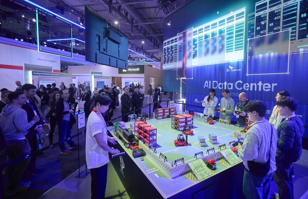 스페인 바르셀로나에서 열린 ‘MWC2026’ SK그룹 전시관을 찾은 관람객들이 AI 데이터센터(AIDC) 솔루션 시뮬레이션을 살펴보고 있다. SK그룹 제공
