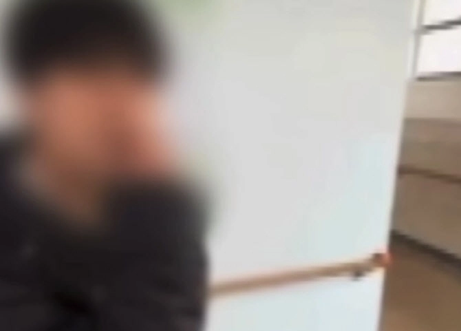전라남도 지역 한 고등학교 내부에서 담배를 피우는 학생. 연합뉴스