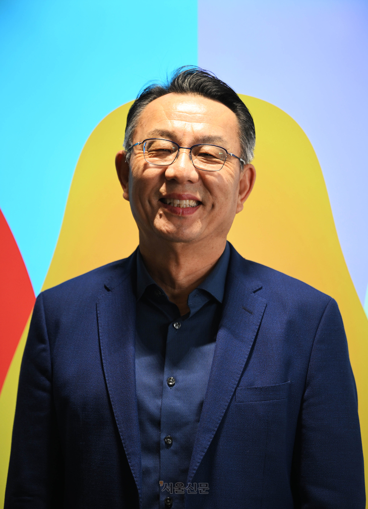 신기욱 미국 스탠퍼드대 사회학과 교수 겸 아태연구센터 넥스트아시아폴리시랩 소장이 지난 17일 서울신문 광화문 사옥에서 한 단독인터뷰에 앞서 포즈를 취하고 있다. 홍윤기 기자