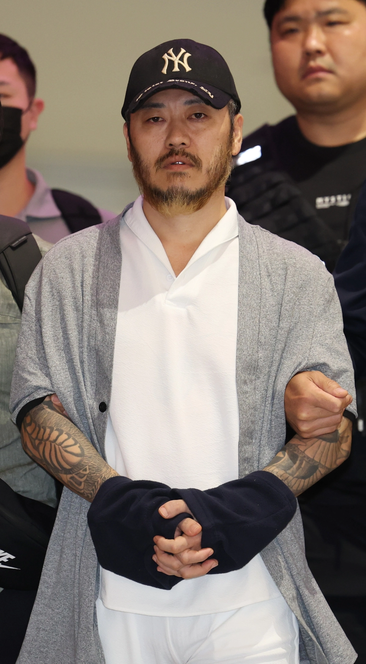 필리핀에서 교민 3명 살해, 탈옥, 국내 마약 유통 등을 일삼으며 ‘마약왕’으로 불리던 박왕열씨가 25일 인천국제공항을 통해 국내로 송환되고 있다. 2026.3.25 연합뉴스