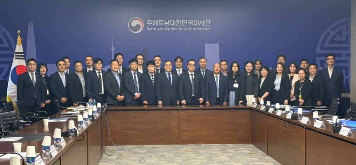 주베트남 대한민국 대사관(대사 최영삼)은 금융감독원 하노이사무소와 함께 25일 대사관 강당에서 베트남 재무부 보험총국(ISA)과 현지 진출 한국계 보험사들을 초청하여 양국 보험산업의 상생 발전을 위한 간담회를 개최했다.