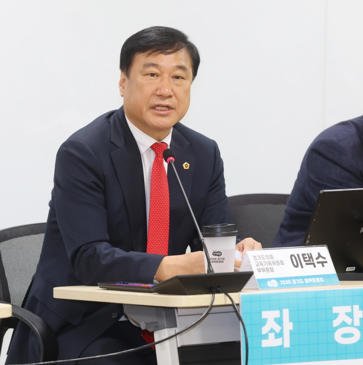 ‘고령화 시대 양질의 노인 일자리 창출 방안’ 정책토론회에서 좌장을 맡은 이택수 의원이 토론을 주재하고 있다.(사진=경기도의회)