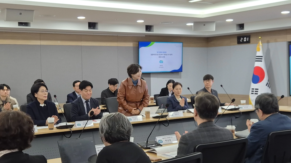 정경자 의원이 25일 경기도청에서 열린 ‘동북부 공공의료원 설립 타당성 조사 연구용역 최종보고회’에 참석해 회의 시작에 앞서 인사를 나누고 있다.(사진=경기도의회)