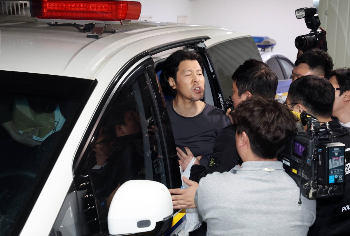 항공사 기장을 살해한 혐의로 구속된 김동환(49)이 검찰에 송치되기 위해 26일 오전 부산 부산진경찰서에서 호송차량에 오르며 취재진에게 자신의 입장을 밝히고 있다. 2026.03.26 뉴시스