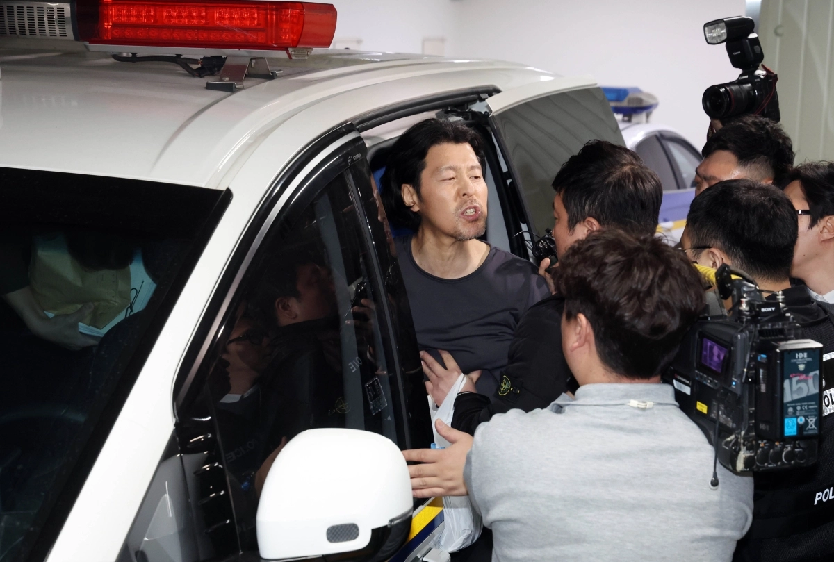 항공사 기장을 살해한 혐의로 구속된 김동환(49)이 검찰에 송치되기 위해 26일 오전 부산 부산진경찰서에서 호송차량에 오르며 취재진에게 자신의 입장을 밝히고 있다. 2026.03.26 뉴시스