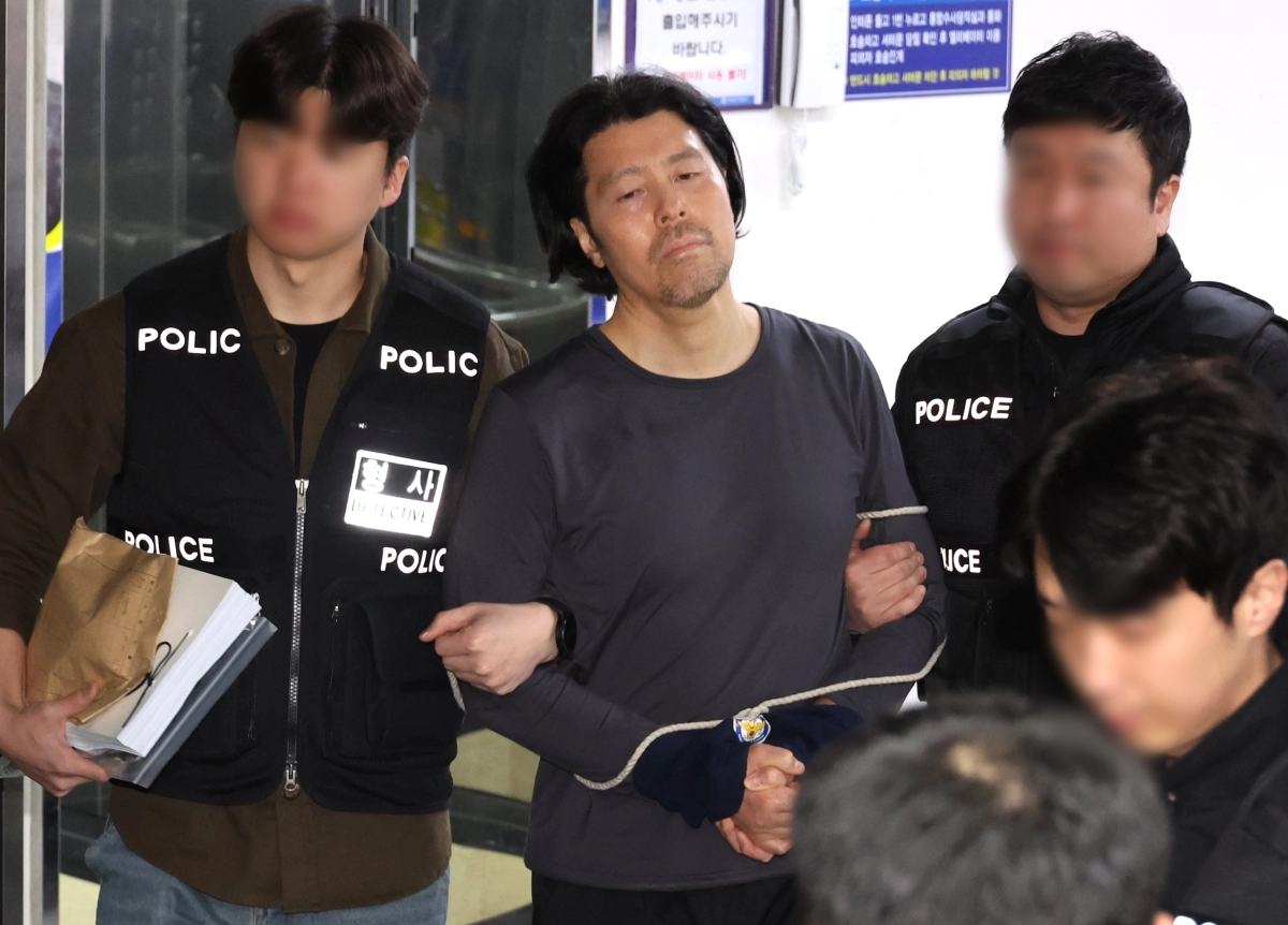 부산 항공사 기장 살해범 김동환이 26일 오전 부산 부산진경찰서에서 검찰로 송치되고 있다. 2026.3.26 연합뉴스