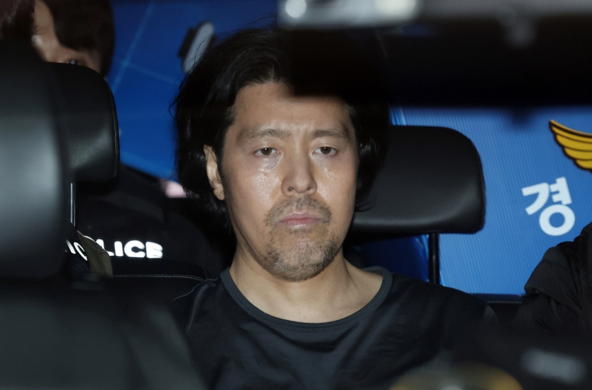 부산 항공사 기장 살해범 김동환이 26일 오전 부산 부산진경찰서에서 검찰로 송치되고 있다. 2026.3.26 연합뉴스