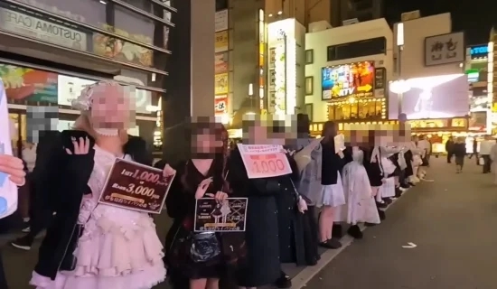 가부키초 오쿠보공원 일대에서 성매매 호객 행위를 하는 여성들. 유튜브 도쿄요루산포 캡처