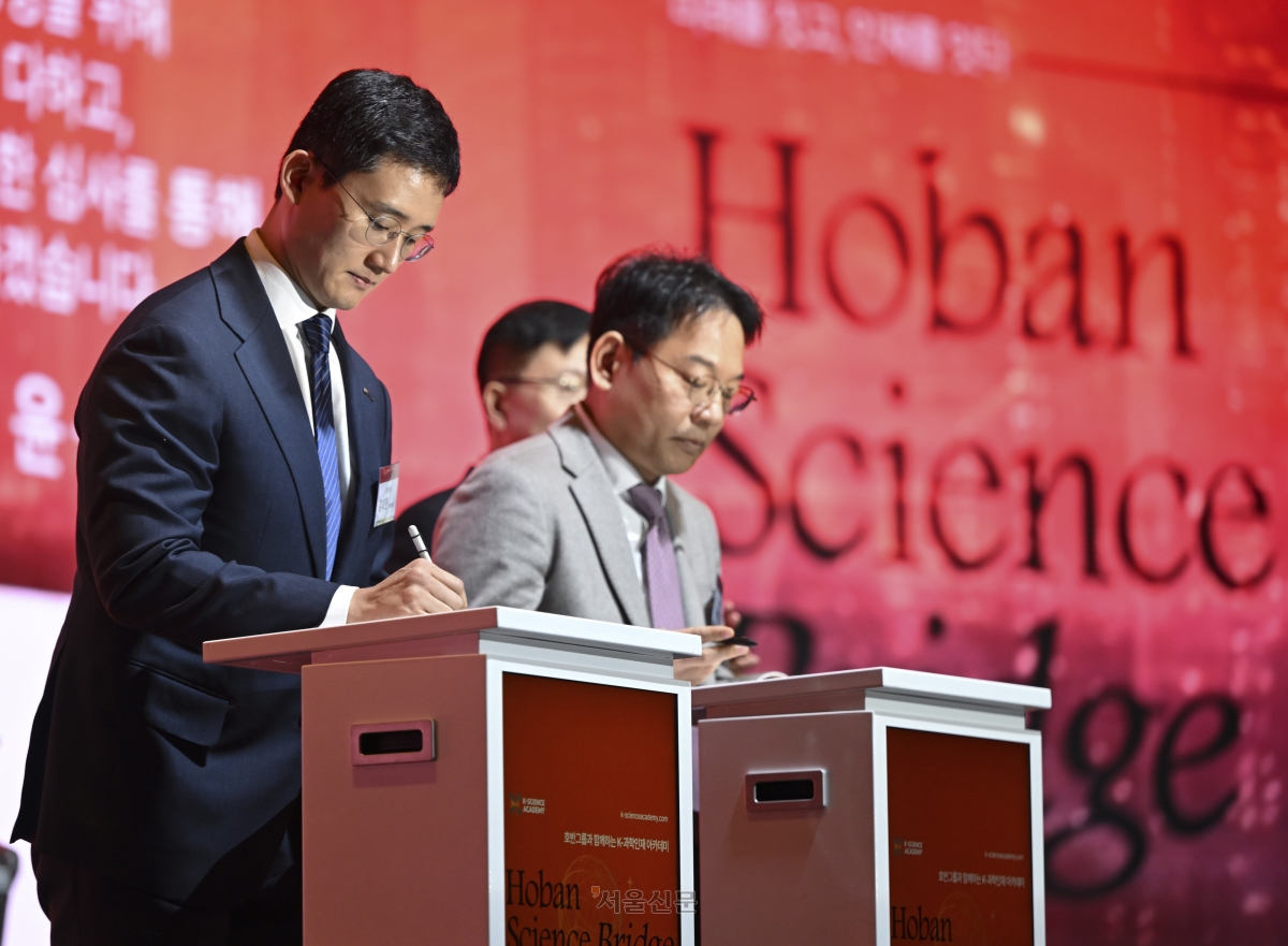 김대헌(왼쪽) 호반그룹 기획총괄사장과 K-과학인재 심사위원장인 윤성로 서울대 전기정보공학부 교수가 26일 서울 중구 신라호텔에서 열린 ‘호반그룹과 함께하는 K-과학인재 아카데미’에서 호반그룹·서울대 MOU 체결식을 갖고 있다. 2026.3.26 이지훈 기자