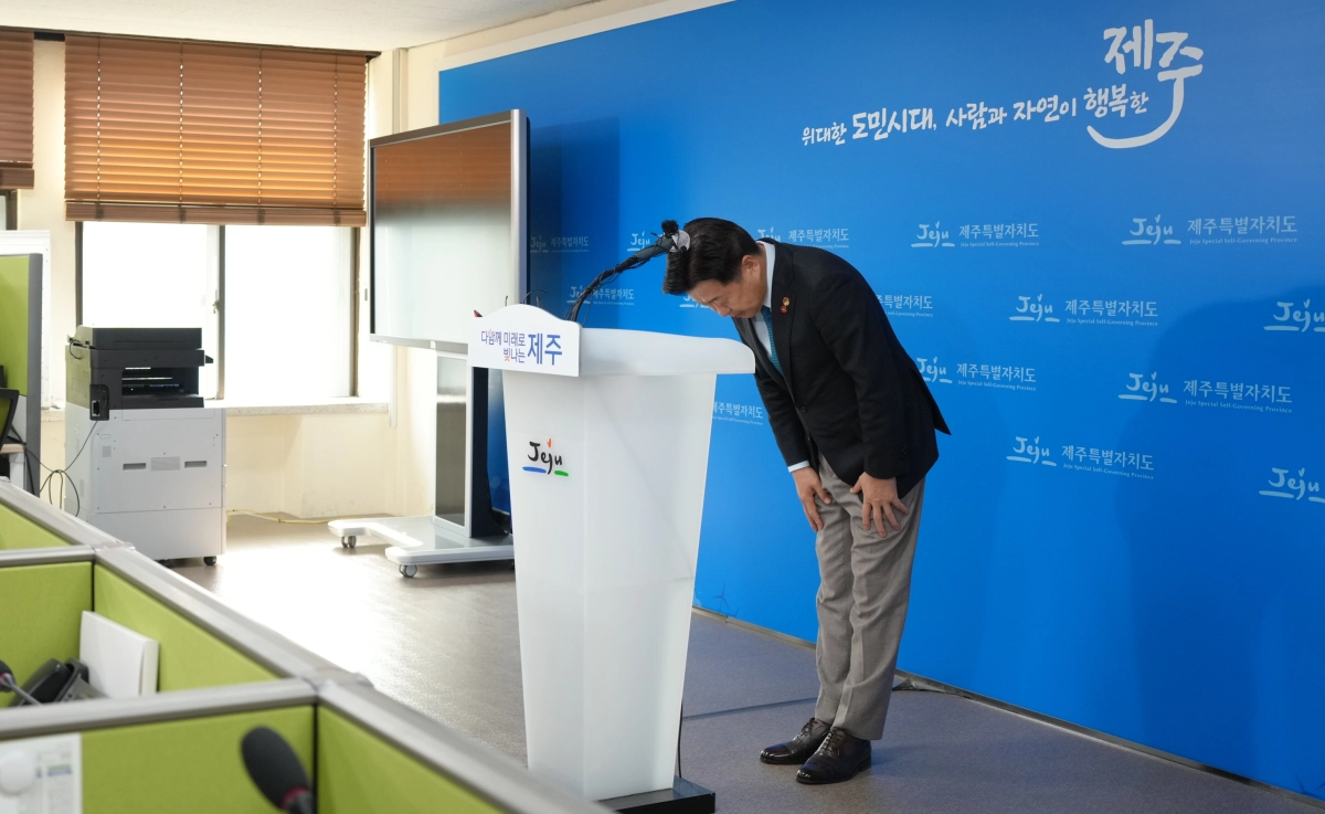 오영훈 제주지사가 26일 도청 기자실에서 최근 일고 있는 정무직 공무원의 관권선거 의혹에 대한 입장을 밝히며 고개숙여 깊은 유감을 표명하고 있다. 제주도 제공