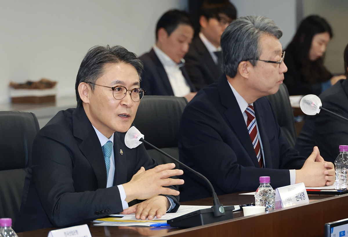권대영(왼쪽) 금융위원회 부위원장이 26일 서울 여의도 중소기업중앙회에서 열린 ‘국민성장펀드 벤처·혁신 생태계 지원 간담회’에 참석해 발언하고 있다. 이날 권 부위원장은 김성식 국민경제자문회의 부의장과 함께 벤처·중소·중견기업 및 유관기관의 현장 의견을 청취하고 정책 건의사항을 논의했다. 금융위 제공